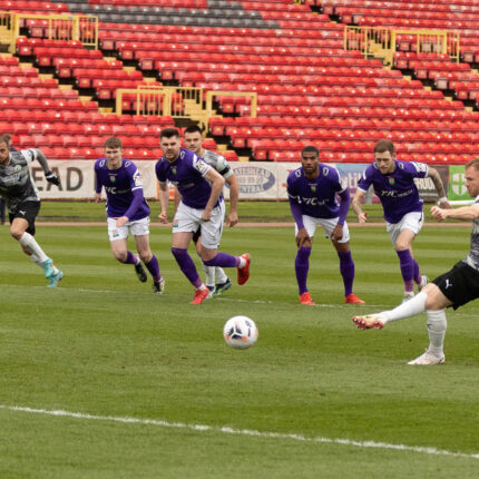Gateshead 3-3 Barnet (4-1 pens)