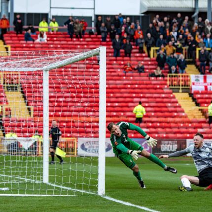 Gateshead 3-3 Barnet (4-1 pens)