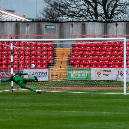 Gateshead 3-3 Barnet (4-1 pens)