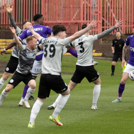 Gateshead 3-3 Barnet (4-1 pens)